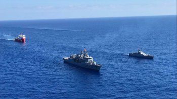 Buques de la Armada turca navegan por el Mediterr&aacute;neo oriental.