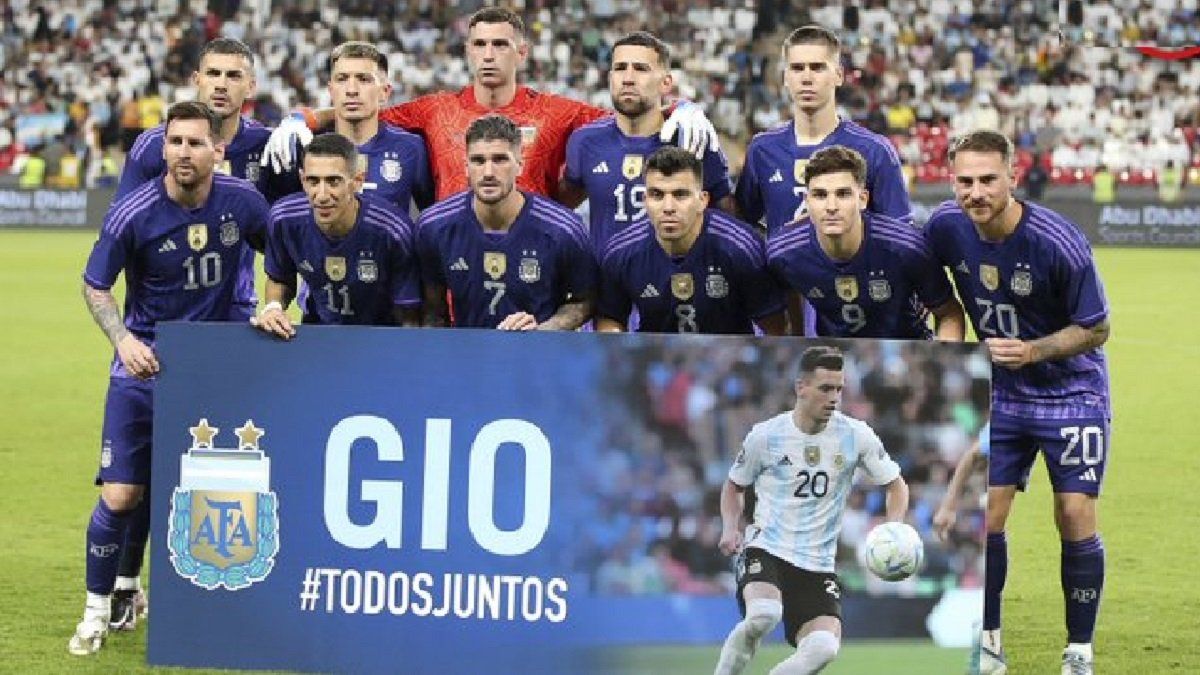 La selección exhibió un cartel en apoyo de Lo Celso