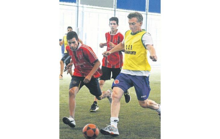 Mauricio Macri apura la campaña bonaerense. Ayer jugó al fútbol en Moreno y seguirá de gira por ese territorio toda esta semana.