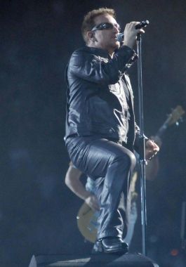 Bono, el líder de U2 cantando con el público