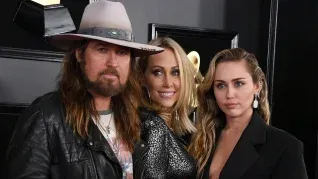 Tras una complicada pelea familiar, Billy Ray y Miley Cyrus hicieron las pases en el especial de Hannah Montana. Tras una complicada pelea familiar, Billy Ray y Miley Cyrus hicieron las pases en el especial de Hannah Montana.