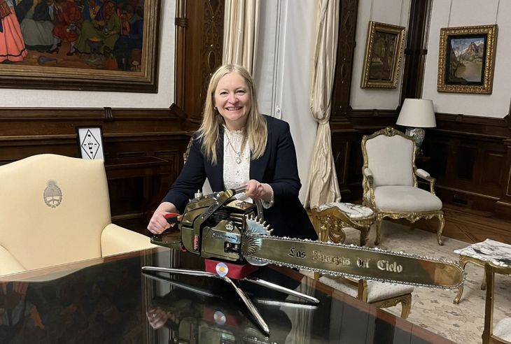 Hebe Casado en la Casa Rosada posa con la motosierra de Javier Milei.
