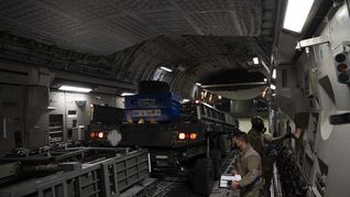 Soldados de Estados Unidos cargan un C-17 Globemaster III para llevarlo a Ucrania.