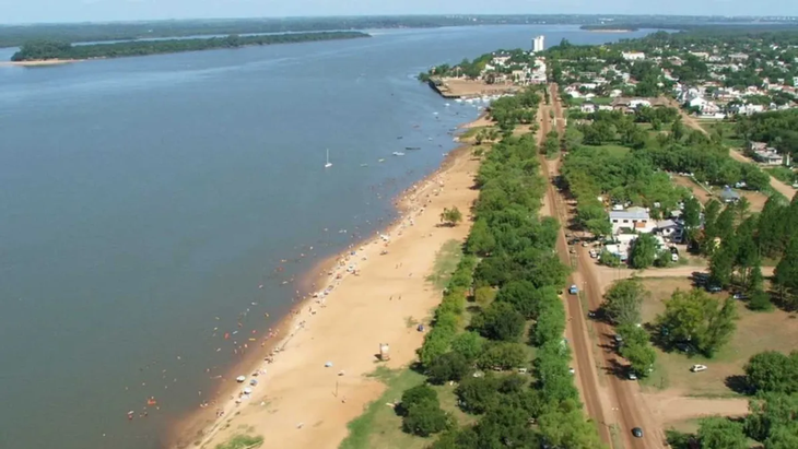 A 320 kilómetros de Buenos Aires, Colón se destaca por su amplia oferta turística y su cercanía. A 320 kilómetros de Buenos Aires, Colón se destaca por su amplia oferta turística y su cercanía.