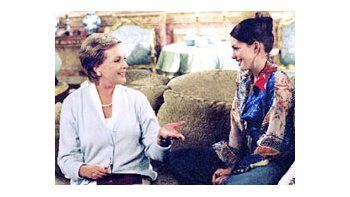 ámbito.com | Julie Andrews y Anne Hathaway en una escena de «El diario de la princesa 2», comedia romántica para jovencitas que, entre otras cosas, desaprovecha a su buen elenco.