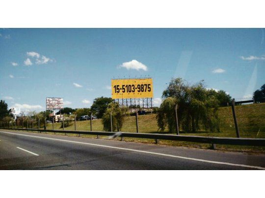 Panamericana. Sobre la autopista de zona norte se ven decenas de carteles vacíos que esperan nuevos anunciantes.