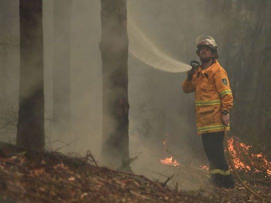 Bombero combate un incendio forestal en el norte de Australia. 