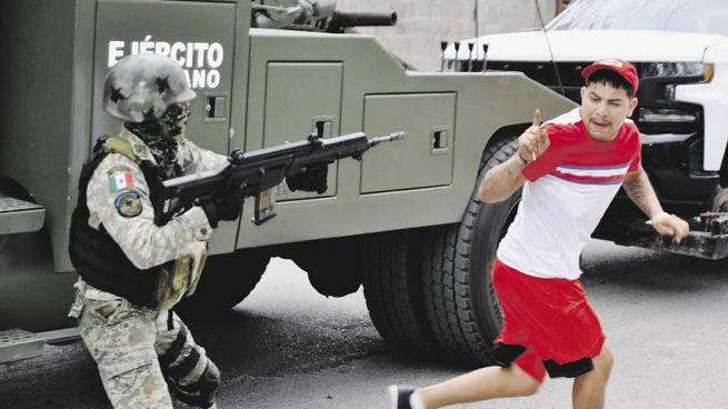 CHOQUES. Un soldado mexicano apunta con su rifle luego de que militares fueran acusados de matar a tiros a cinco personas en Nuevo Laredo.