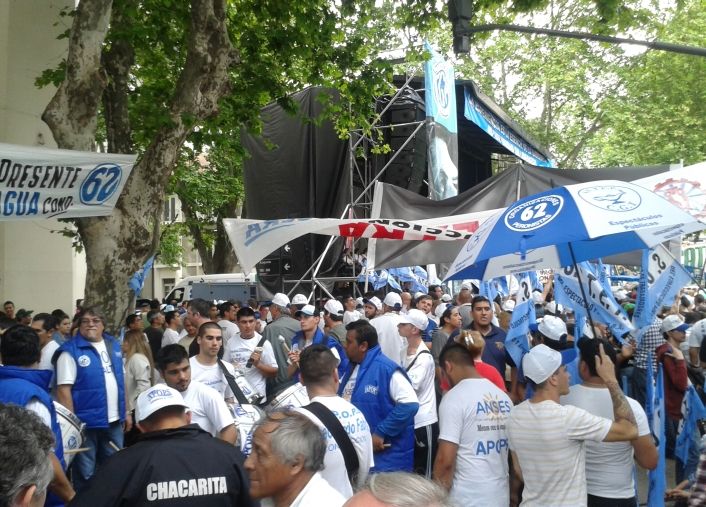 Clásico de acto moyanista: basura y caos de tránsito (foto 10)