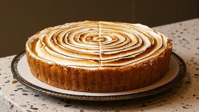 El lemon pie es un clásico que no pierde vigencia en Buenos Aires. Distintos locales lo reinterpretan, manteniendo la esencia cítrica y dulce que lo hizo famoso, pero con texturas y presentaciones que van desde lo tradicional hasta lo más creativo. (Foto: Merienda)