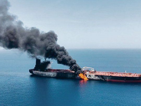 en llamas. Así quedó el buque petrolero noruego atacado en el golfo de Omán. Estados Unidos acusó a Irán, pero golpes recientes similares habían sido atribuidos a rebeldes chiitas de Yemen.