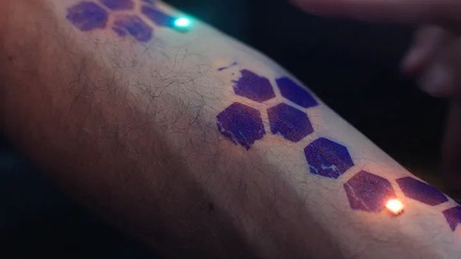 El tatuaje electrónico permitiría implantar circuitos y chips en la piel.