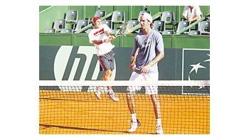 Chela y Schwank practicaron juntos como doblistas frente a Mónaco y «Machi» González.