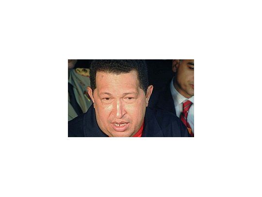 Chávez fue recibido al pie del avión por el presidente Castro.