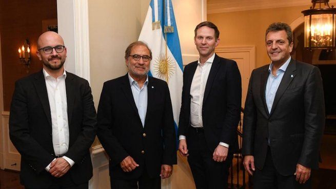 El ministro de Economía, Sergio Massa, junto al embajador Jorge Argüello, y los funcionarios del gobierno estadounidense Mike Pyle y Juan González.