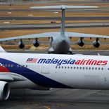 El Boeing 777 con 239 pasajeros desapareció después de desviar su ruta hacia el océano Índico. El Boeing 777 con 239 pasajeros desapareció después de desviar su ruta hacia el océano Índico.