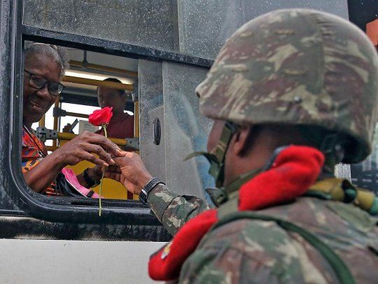 Los militares brasileño repartieron flores en las favelas de Río en el Día de la Primera. En otros país, encabezaron levantamientos y golpes de estado.