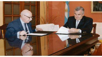 ACUERDO. El gobernador Morales y el secretario general del CFI.