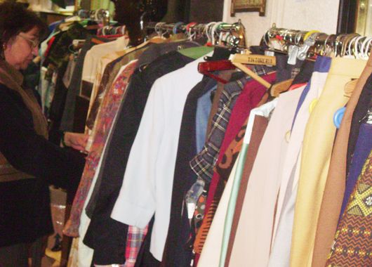 Los percheros con ropa lista para ser vendida en la Casa del Teatro