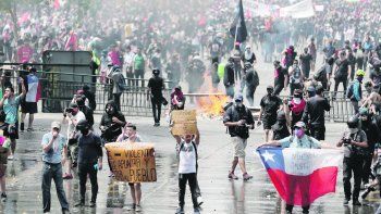 SIN PAUSA. Santiago fue escenario de una nueva jornada de manifestaciones, esta vez engrosadas por la participaci&oacute;n de los sindicatos. Al igual que en d&iacute;as anteriores, fueron reprimidas. Anoche reg&iacute;a el estado de excepci&oacute;n en medio de denuncias de abusos de los derechos humanos.