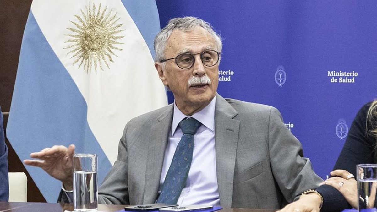 Mario Lugones en el Ministerio de Salud durante el anuncio de cambios en discapacidad