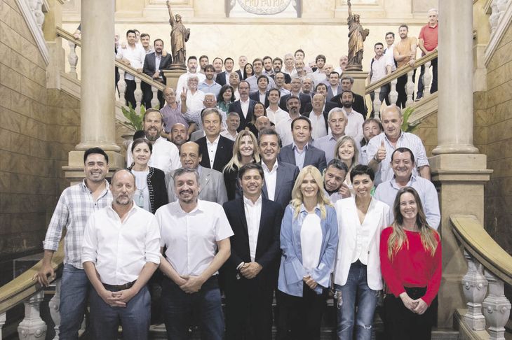 Asado. Sergio Massa, Máximo Kirchner, Verónica Magario; el jefe de Gabinete, Martín Insaurralde; los ministros de Infraestructura y Servicios Públicos, Leonardo Nardini, y de Hacienda y Finanzas, Pablo López; el jefe de Asesores, Carlos Bianco; el titular de la Cámara de Diputados de la Provincia, Federico Otermín; y los intendentes Gustavo Menéndez (Merlo), Mariano Cascallares (Almirante Brown),Mayra Mendoza (Quilmes), Ariel Sujarchuk (Escobar) y Gastón Granados (Ezeiza), entre otros, se reunieron ayer con Kicillof en La Plata.
