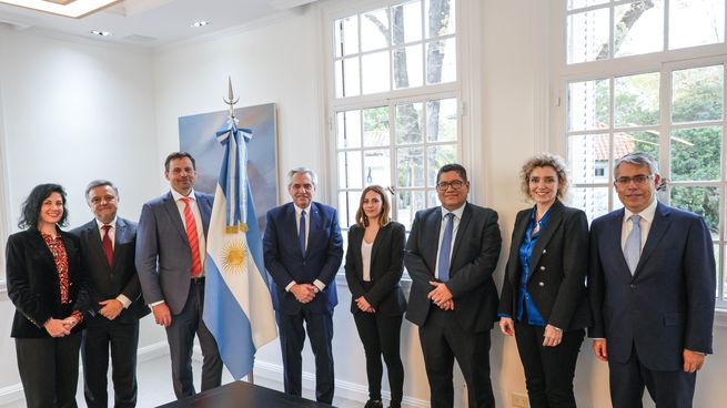 El presidente Alberto Fernández junto a la secretaria de Minería, Fernanda Ávila, y directivos y directivas de BHP Minerals Global y Americas.