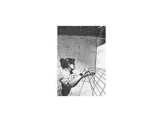 Por primera vez se exhibirá en nuestro país una muestraantológica de Gego (Gertrude Godschmidt), artista alemanaque eligió como país de adopción a Venezuela, dondedesarrolló una obra única, difícil de encasillar.