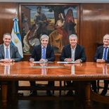 El gobernador neuquino Rolando Figueroa, junto a Manuel Adorni, Luis Caputo y Diego Santilli. El gobernador neuquino Rolando Figueroa, junto a Manuel Adorni, Luis Caputo y Diego Santilli.