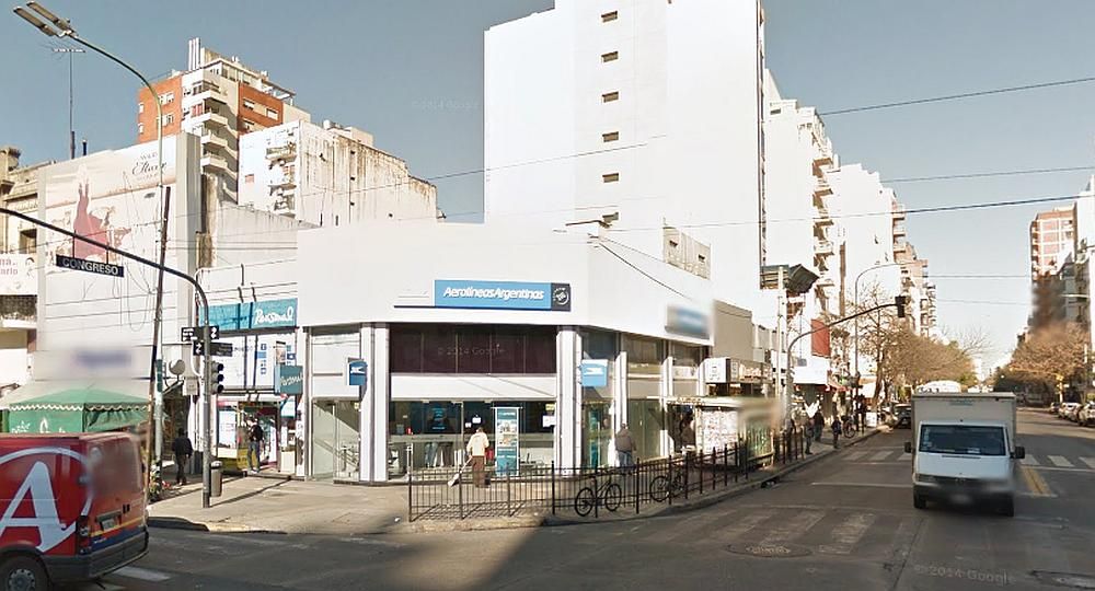 El local de Aerolíneas en Cabildo y Congreso fue escenario de una tragedia con suerte. En 2012 tres personas que pasaron por la puerta en medio de un temporal resultaron heridas por el desprendimiento del mampostería con el logo de la empresa. Ya está cerrado.