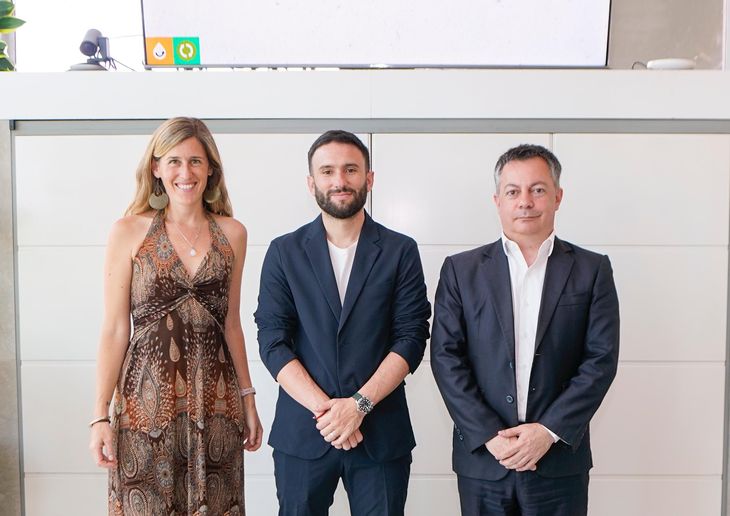The director of Eco House, Carolina Mónaco, the vice president of Grupo Indalo, Julián Leunda and the general manager of Indalo Media, Lisandro Martínez, after the signing of the agreement. The director of Eco House, Carolina Mónaco, the vice president of Grupo Indalo, Julián Leunda and the general manager of Indalo Media, Lisandro Martínez, after the signing of the agreement.