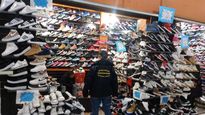 allanamientos en moreno: incautan zapatillas y prendas de vestir truchas