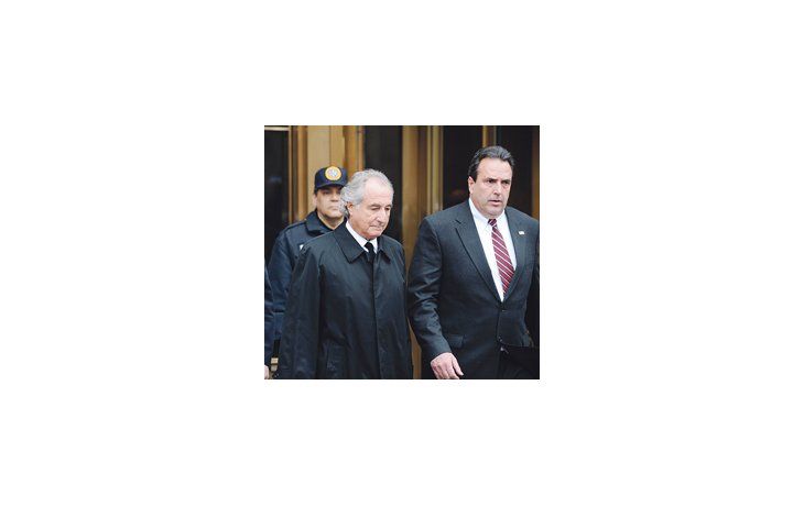 Bernard Madoff, saliendo del tribunal que lo condenó a 150 años de prisión; tendrá un lugar en el Museo  Nacional del Crimen de EE.UU.