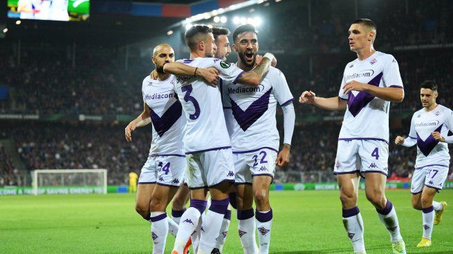 Todos lo abrazan. Nicolás González marcó dos goles para la remontada de Fiorentina en Suiza.