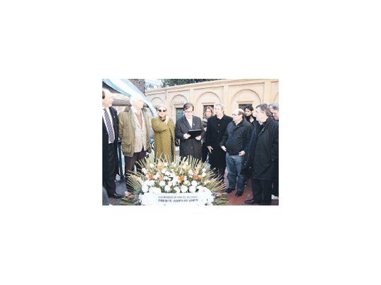 Ernesto Sanz, Fernando Pino Solanas, Elisa Carrió, Roy Cortina, Julio Cobos y Mario Negri frente a la tumba de Manuel Belgrano.