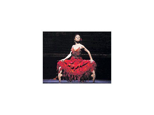 La bailarinachilena MarcelaGoicoechea esuna sensualCarmen en laeficaz reposiciónpor parte delBallet Establedel TeatroArgentino de laobra que lacoreógrafabrasileña MarciaHaydée creópara el Ballet deSantiago.