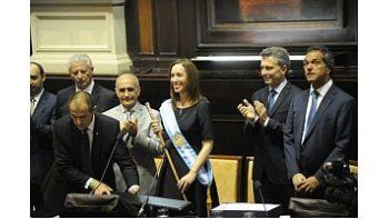 María Eugenia Vidal juró como gobernadora bonaerense escoltada por Mauricio Macri y Daniel Scioli
