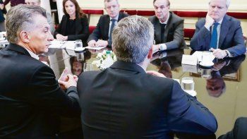 pj en el gabinete. Macri, Stanley, Monzó y Pinedo observan la reacción de Marcos Peña ante la aparición del peronista Miguel Pichetto en la reunión de Gabinete.