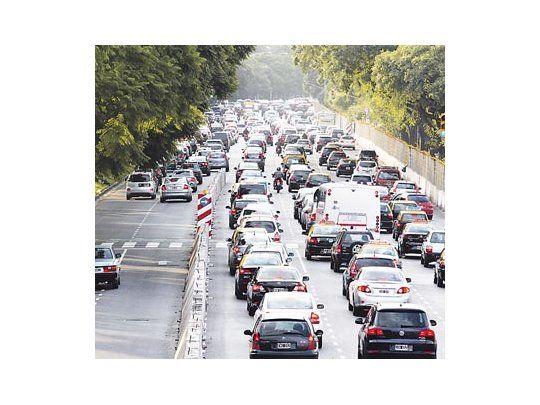 En avenida  Del Libertador,  los pasajeros esperan los colectivos en la calle por la instalación de pilotes de cemento.  Además, largas colas de autos transitan a paso de hombre día  a día, generando caos y embotellamientos.
