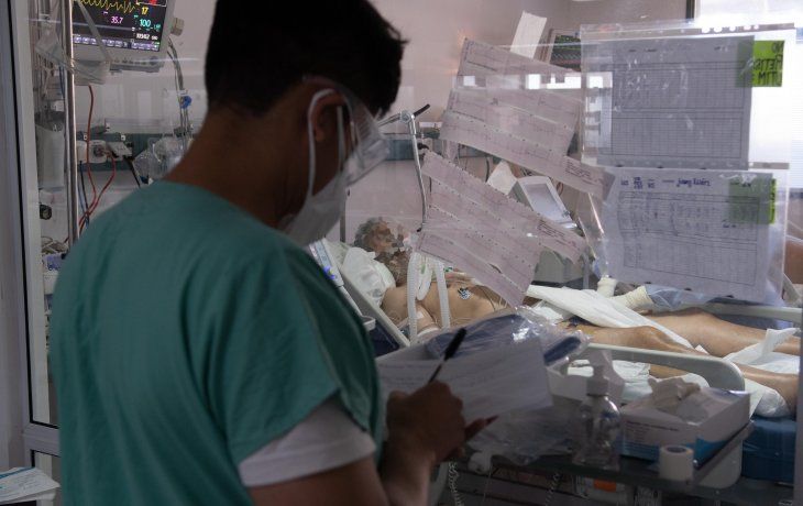 Tras los aumentos de casos de Covid-19, incrementó la cantidad de pacientes en salas de terapia intensiva.