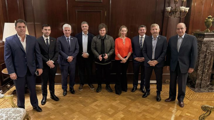 Además del presidente Javier Milei y de los gobernadores, en la reunión también estuvieron Guillermo Francos, Karina Milei y Lisandro Catalán.