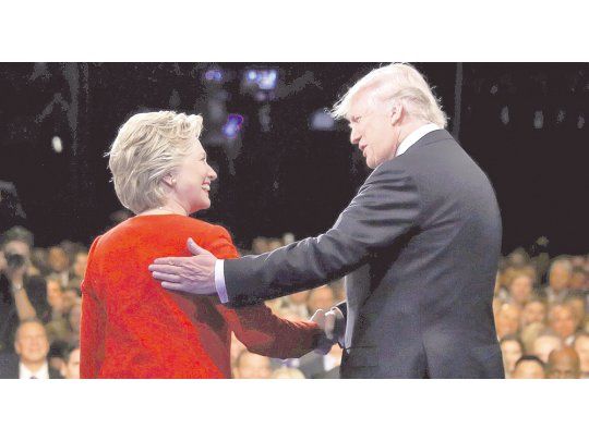 Contrastes. Donald Trump y Hillary Clinton comenzaron anoche su primer debate por TV con un tono contenido, pero poco a poco fueron aflorando fuertes diferencias entre ambos.