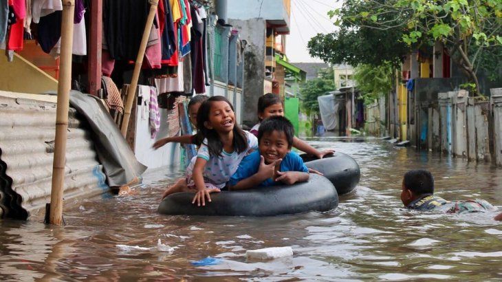 La ciudad se configuró a partir de capas históricas sucesivas, con la llegada sostenida de migrantes en busca de empleo y mejores servicios.