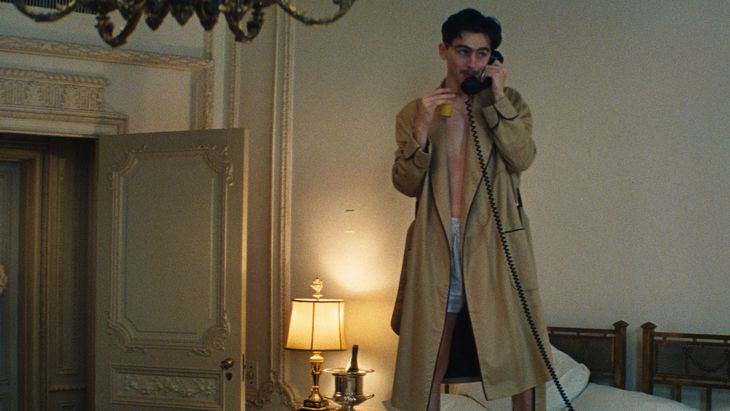 Timothee Chalamet encarna a un joven prodigio del tenis sobre mesa moralmente cuestionable. Timothee Chalamet encarna a un joven prodigio del tenis sobre mesa moralmente cuestionable.