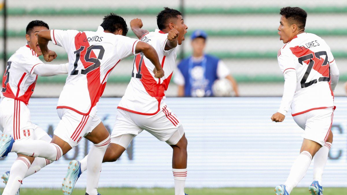 Peru resisted the onslaught of Chile and debuted with victory in the Pre-Olympic