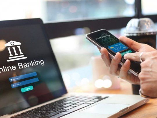 Debido a que aún resta la reglamentación plena por parte de AFIP, los bancos suspendieron la venta de dólares a través de todos los mecanismos. A eso se le suma que en las próximas 48 horas habrá feriado bancario por Navidad.&nbsp;