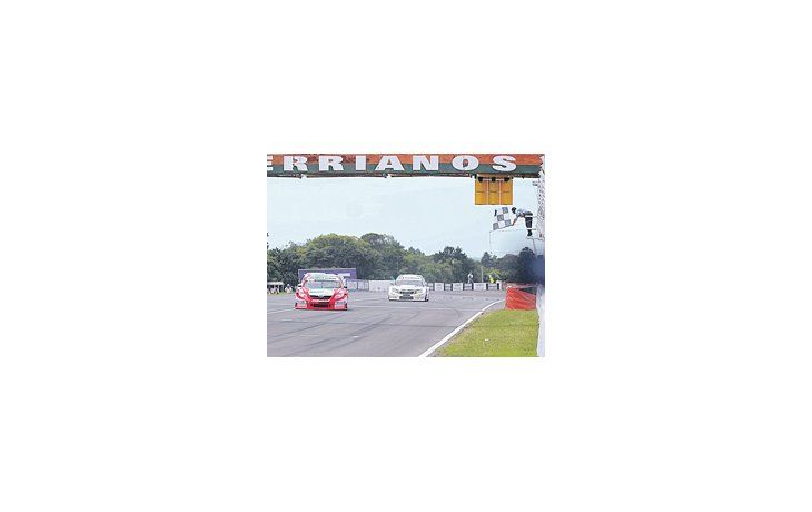 El Toyota Corolla recibe la bandera a cuadros y Matías Rossi se corona ganador y campeón del TC 2000 en Paraná.