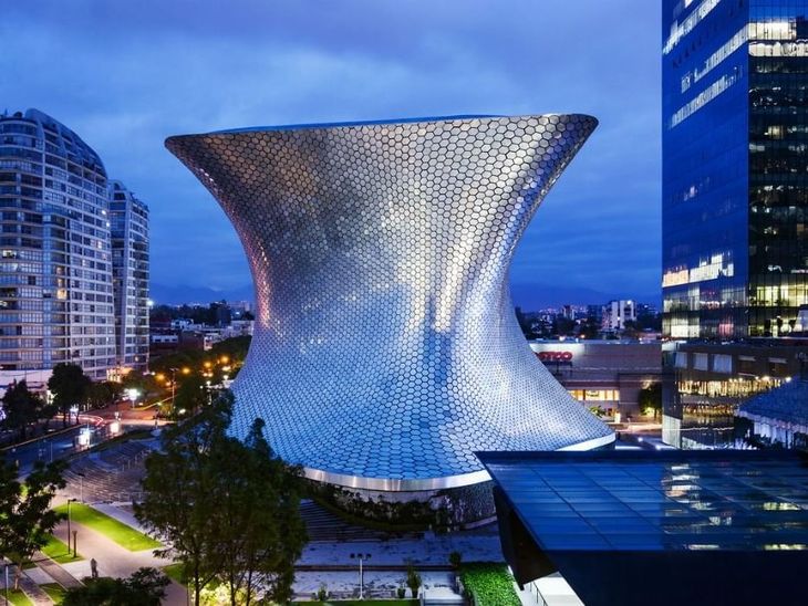 La sede de Plaza Carso destaca por su diseño vanguardista y acceso gratuito, reflejando el legado cultural que Carlos Slim Helú construyó como homenaje personal. La sede de Plaza Carso destaca por su diseño vanguardista y acceso gratuito, reflejando el legado cultural que Carlos Slim Helú construyó como homenaje personal.