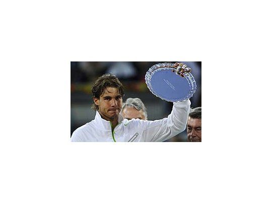 Rafael Nadal levanta, triste, el trofeo de segundo puesto.