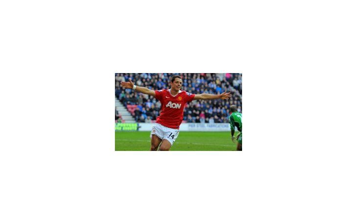 El mexicano Javier Hernández convirtió dos goles en la victoria de su equipo.
